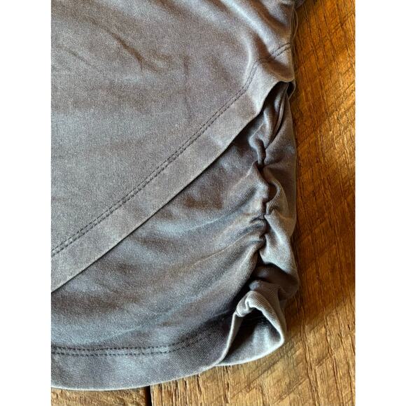 Free People Movement Women’s Hot Shot Crossover Gray Tee Size S | Ruched Hem NWT - Picture 8 of 14